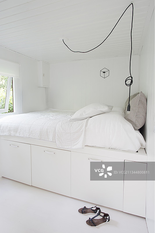 白色卧室：带抽屉的白色床图片素材