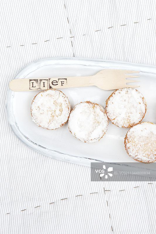 餐盘中带有糖粉的玛芬蛋糕图片素材