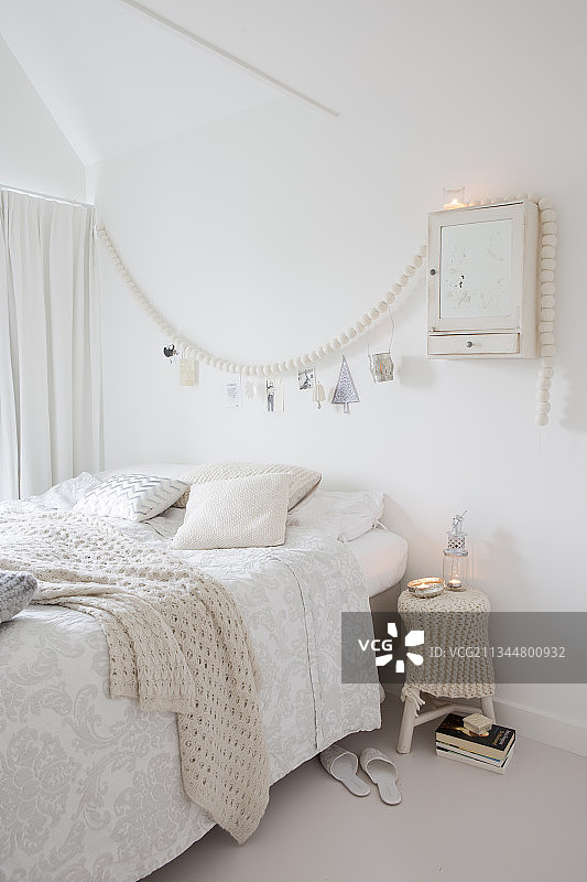 节日装饰的白色卧室双人床图片素材