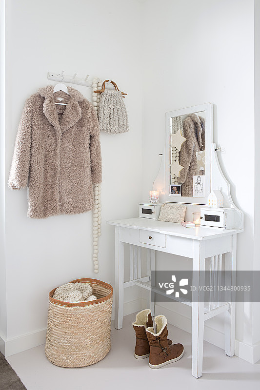 节日装饰走廊里的白色玄关桌和冬季服装图片素材