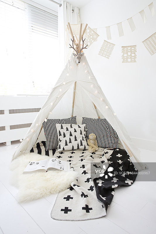 带灯饰的黑白靠垫和毯子图片素材