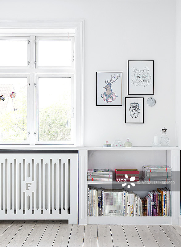 窗户下暖气片旁的杂志架图片素材