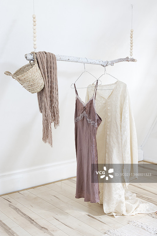 用木珠项链悬挂的树枝作为衣架图片素材