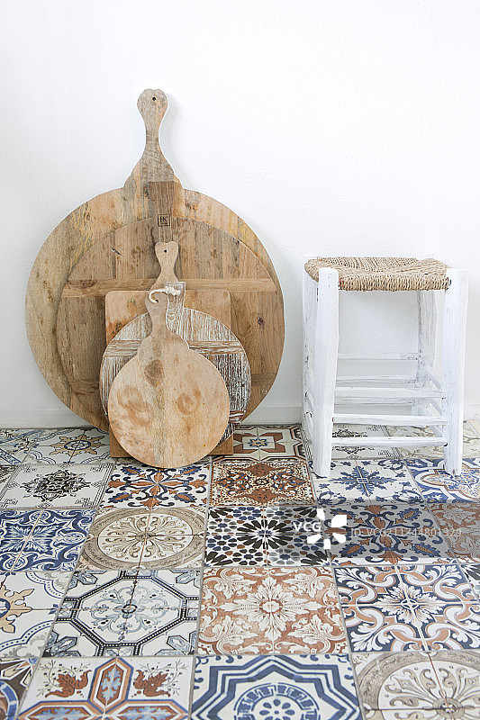 摩洛哥瓷砖地板上的木制砧板和凳子图片素材