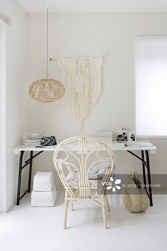明亮客厅一角的带有藤椅的工作区图片素材