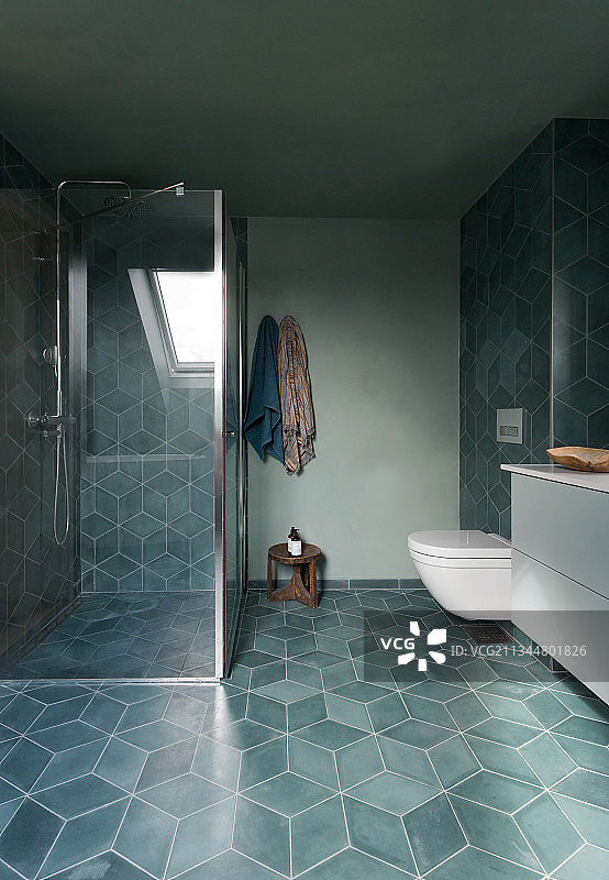 浴室里带有灰色地砖的淋浴间图片素材