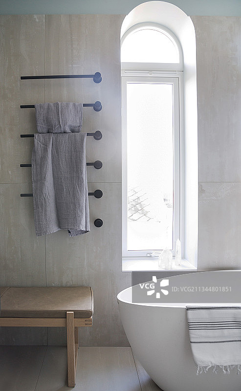 拱形窗前独立式浴缸图片素材