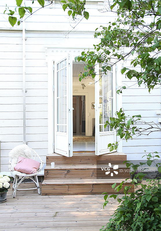 露台上木质台阶旁的舒适椅子图片素材