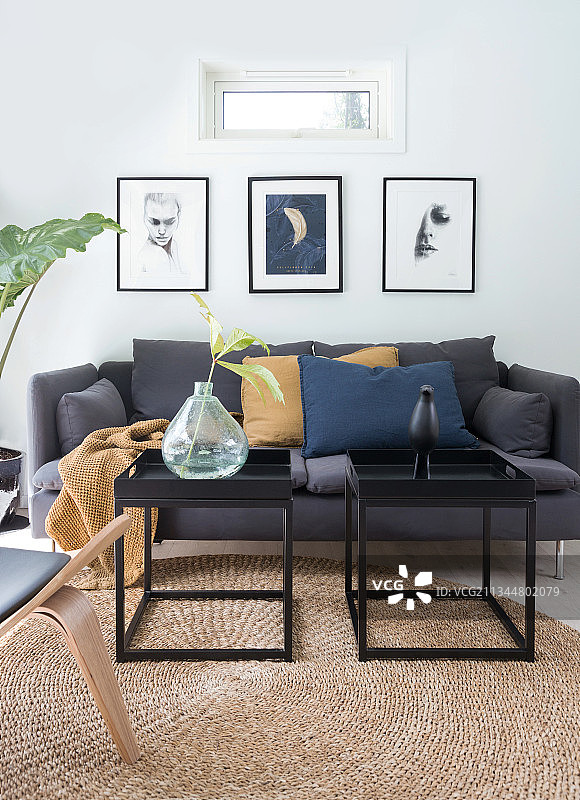 灰色软垫沙发咖啡桌组合图片素材