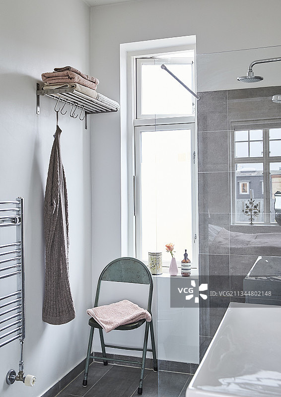 带窗户的浴室内的折叠椅和衣帽间图片素材