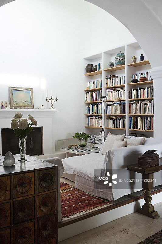 透过开放式拱门看地中海式客厅图片素材