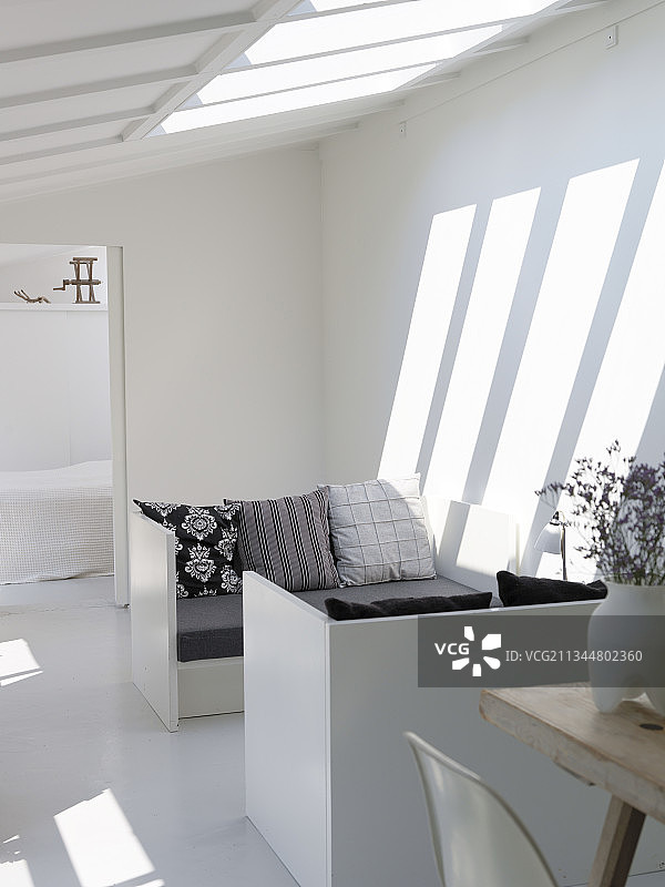 天窗下的软垫长椅图片素材