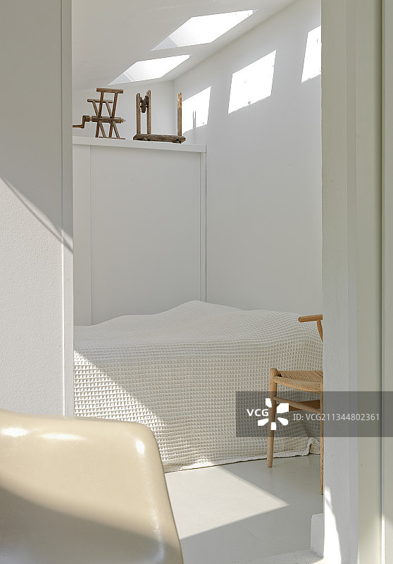 白色小卧室一角图片素材