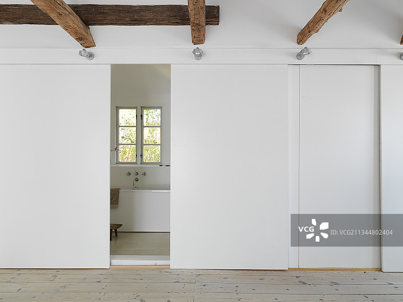 带木梁和通往浴室的推拉门的走廊图片素材