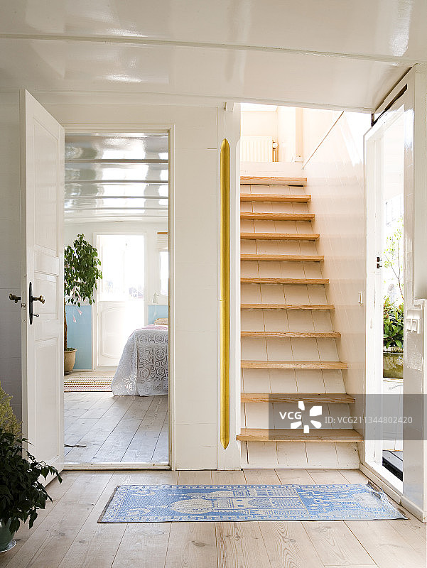 带楼梯的走廊，可欣赏船屋卧室的景色图片素材