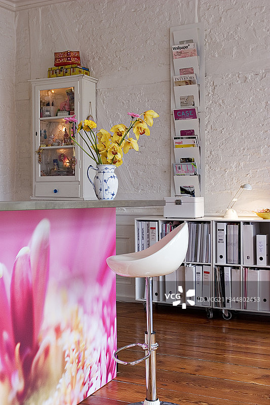 墙上文件夹架子上的杂志架和展示盒图片素材