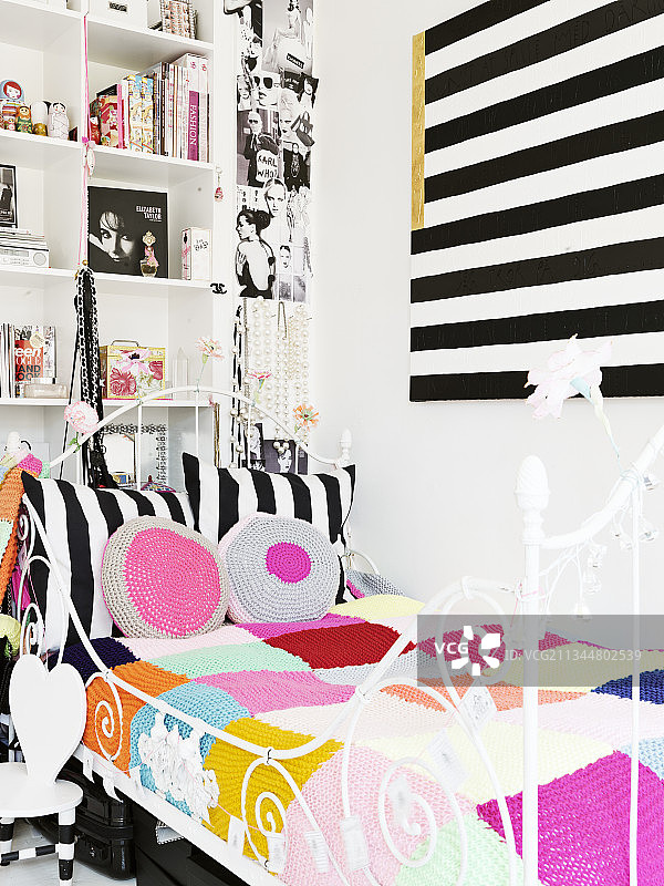 金属床上带钩针枕头的黑白条纹画图片素材