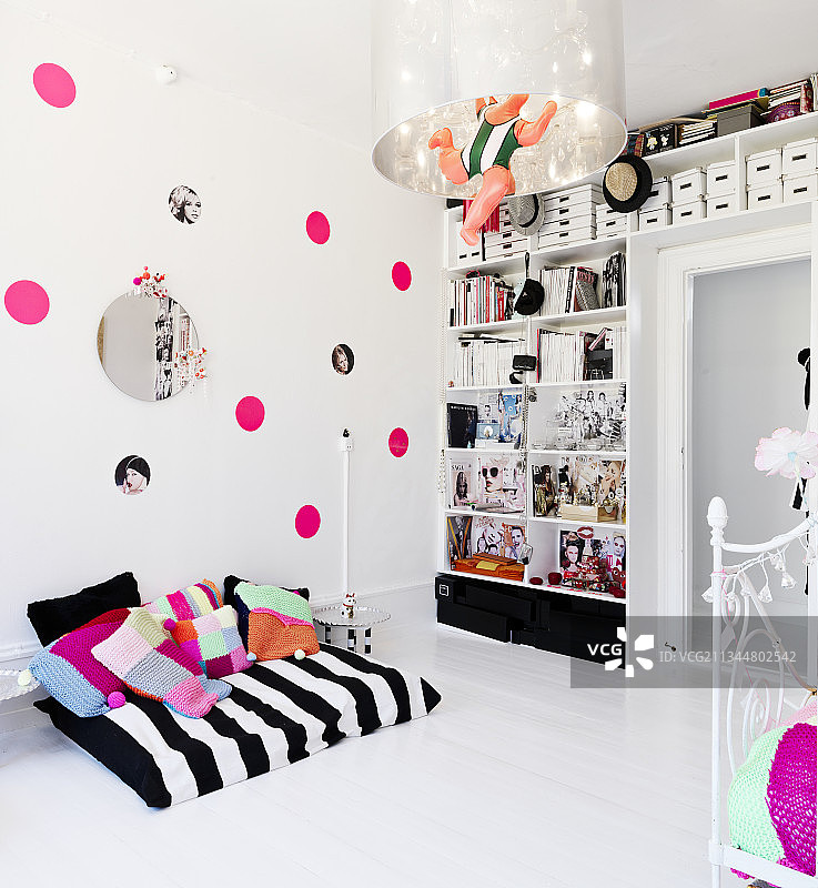 托儿所墙前粉色圆点阅读角和书架图片素材