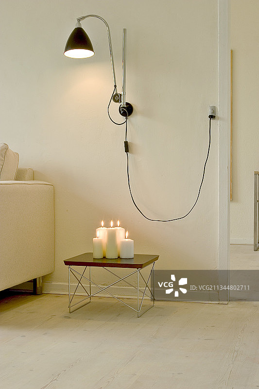 房间里带有暖白色的黑色吊灯图片素材