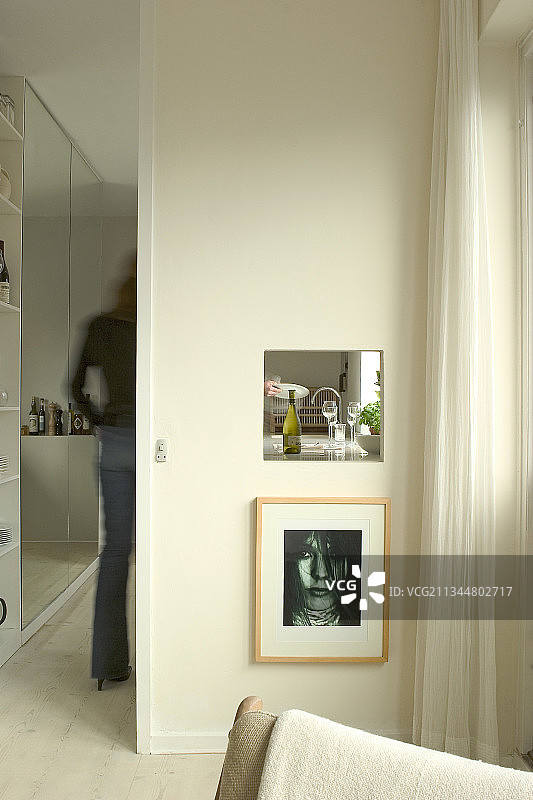 通往白色和米色厨房的通道和开口图片素材