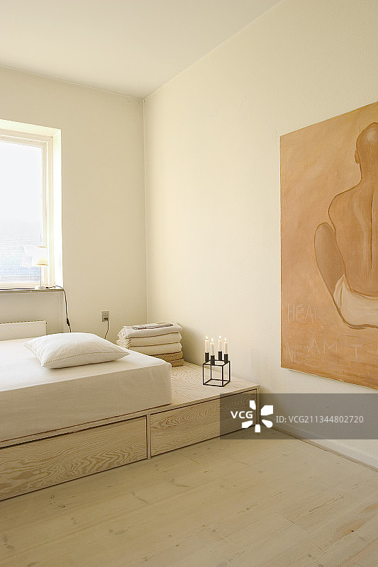 极简卧室内的平台床垫与抽屉图片素材