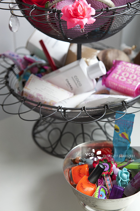 银碗和蛋糕架上的个人护理产品图片素材