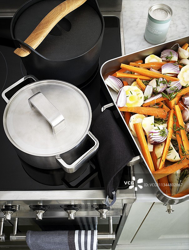 炉子旁放着蔬菜砂锅和两个锅图片素材