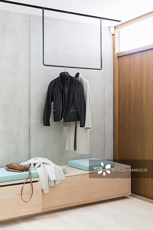 带混凝土墙的走廊：长凳与简约衣架图片素材