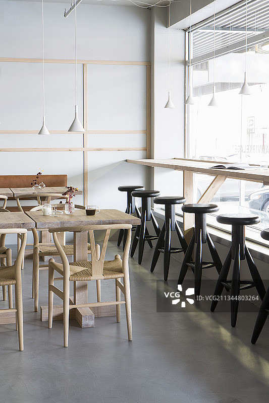具有简约家具的斯堪的纳维亚风格餐厅图片素材