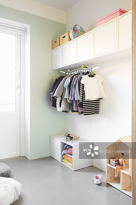 简约儿童卧室的壁挂式橱柜和衣架图片素材
