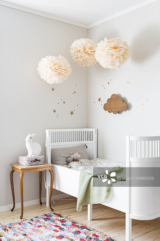 卧室里儿童床上的绒球装饰图片素材