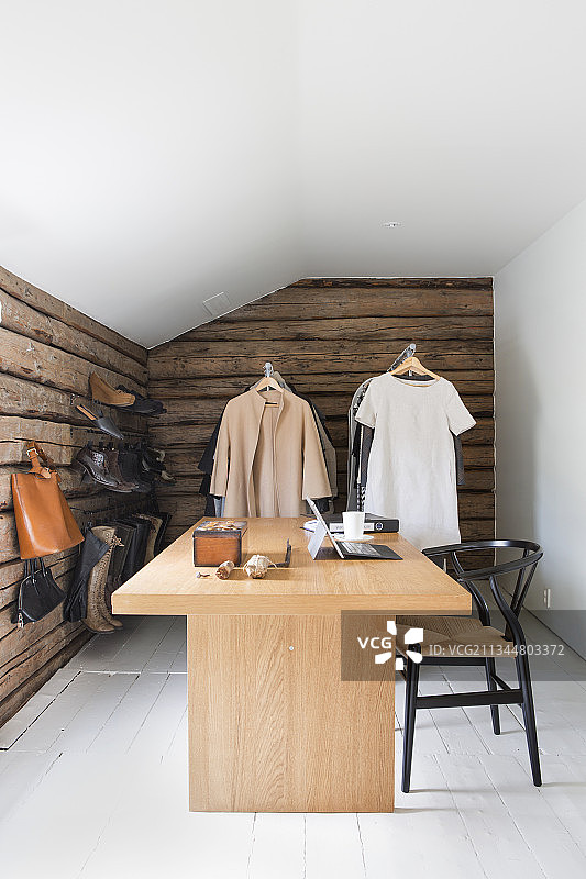 带复古木墙和衣架的房间里的现代书桌图片素材