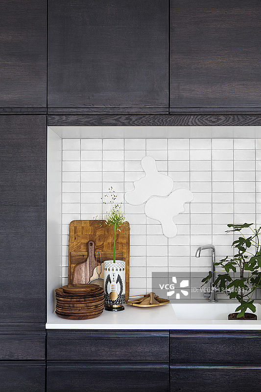 黑色组合厨房白色壁龛中的天然装饰品图片素材