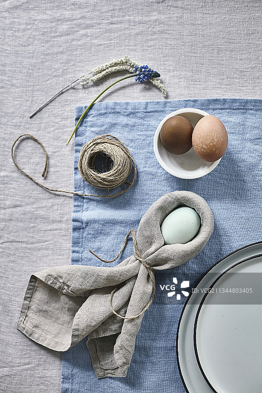 用餐巾、绳子、鲜花和鸡蛋包裹的鸡蛋制成的复活节兔子图片素材