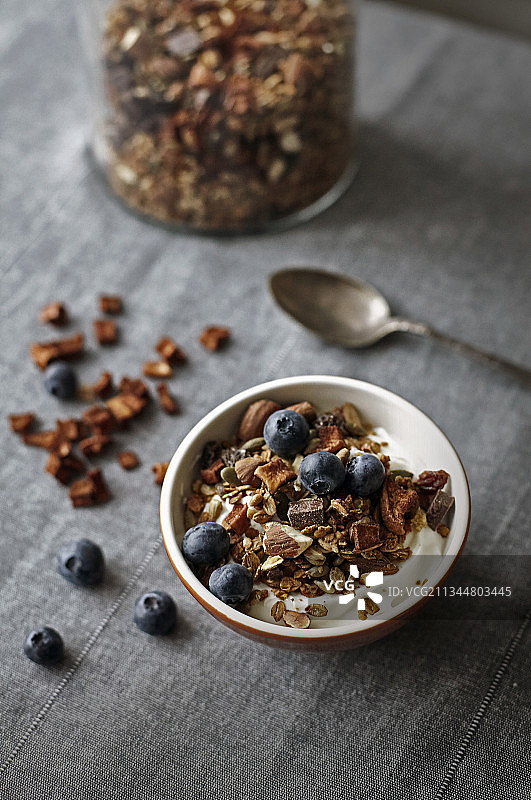 含酸奶和蓝莓的脆苹果麦片图片素材