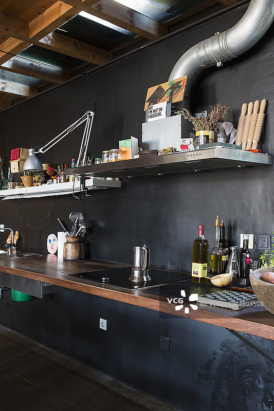 带黑色墙壁的阁楼公寓厨房图片素材