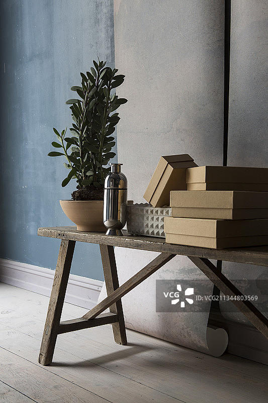 木制长凳上的盒子、花瓶和植物，前面是壁纸图片素材