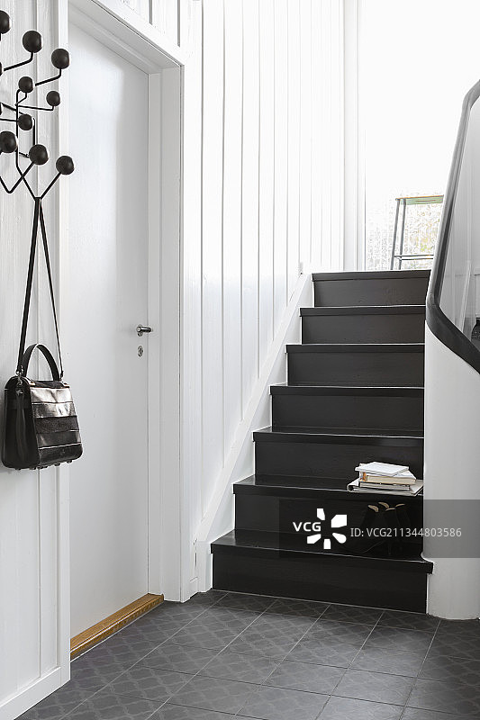 古典建筑走廊中的黑色楼梯图片素材