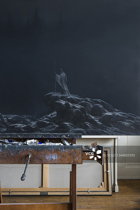 艺术家工作室画架上的深色画作图片素材