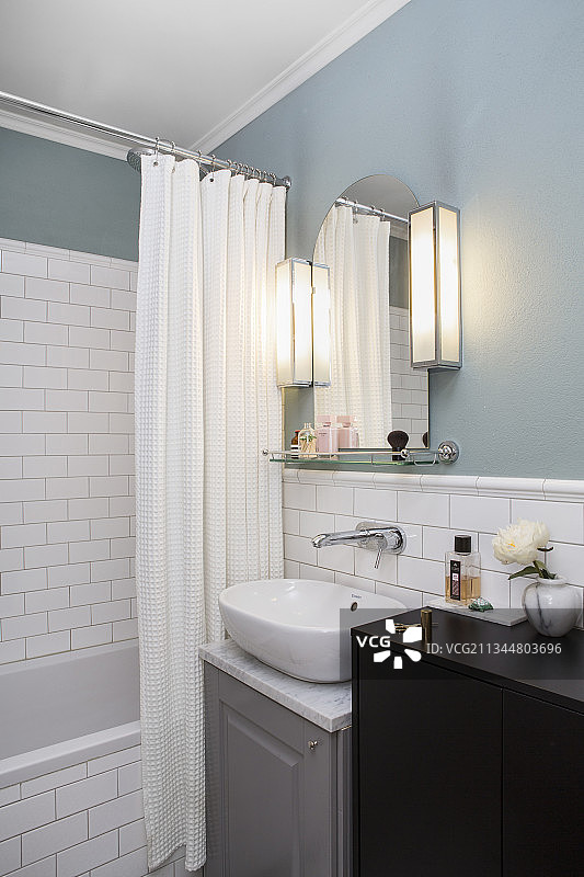 小型经典浴室中的淡蓝色墙壁和浴缸图片素材