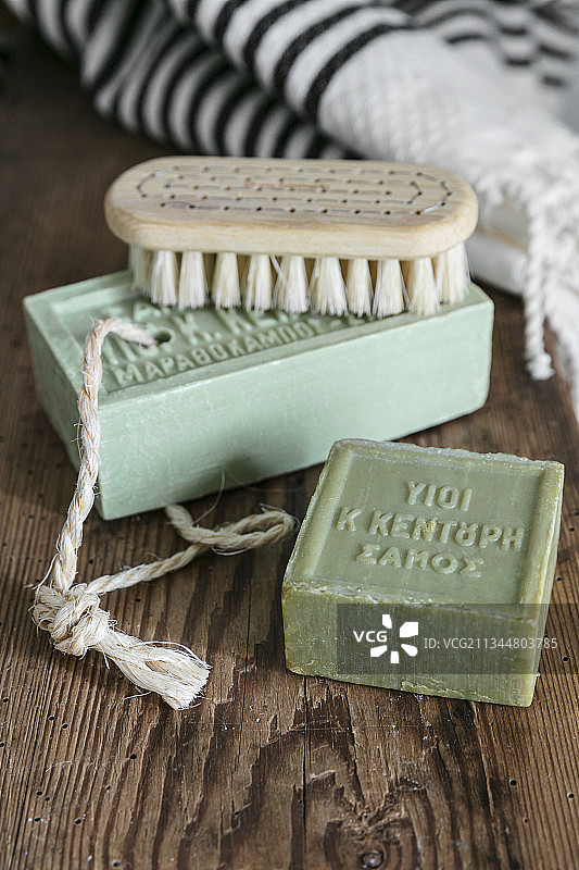 木板上的绿色肥皂和刷子图片素材