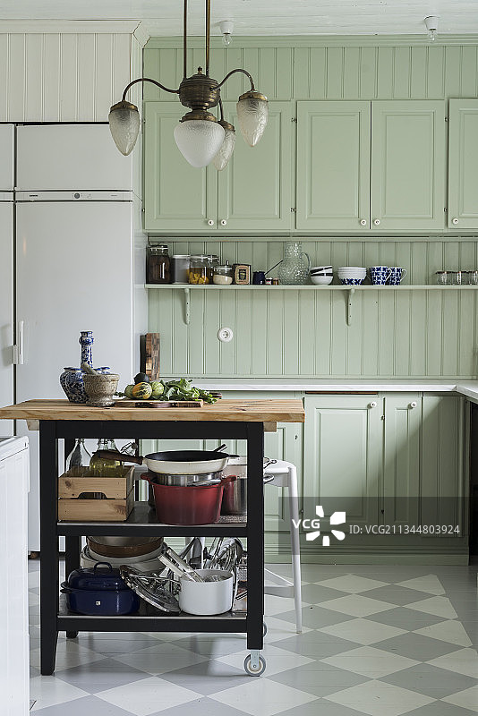 薄荷绿乡村别墅厨房的餐车，带格子地板图片素材