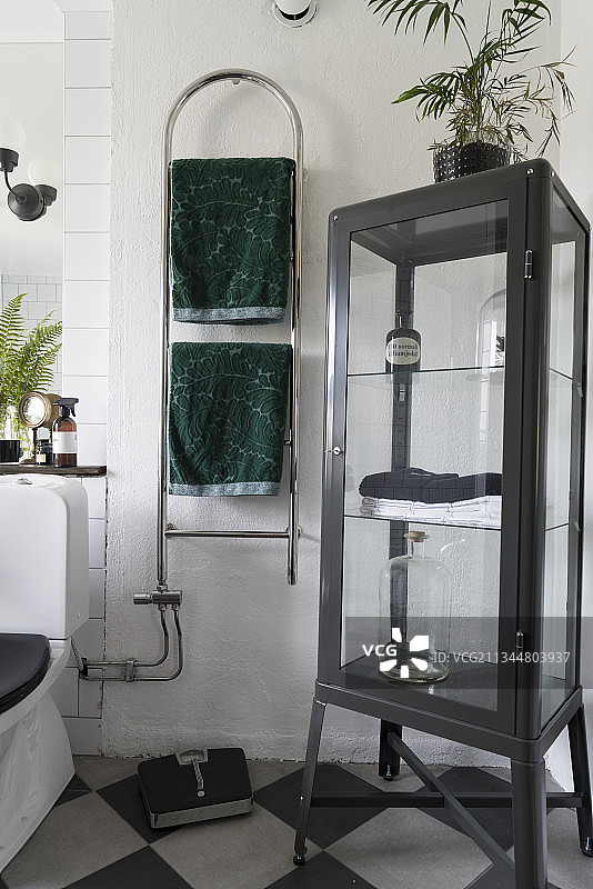 经典浴室中的灰色展示柜和加热毛巾架图片素材