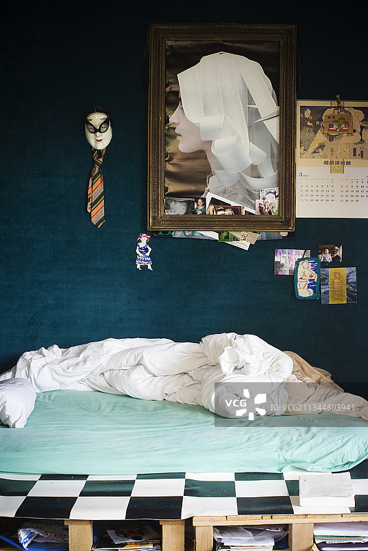 床上方相框中的照片图片素材