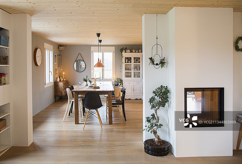 带壁炉和用餐区的现代乡村别墅内饰图片素材