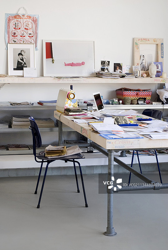 书房中由脚手架和果箱木制成的书桌图片素材