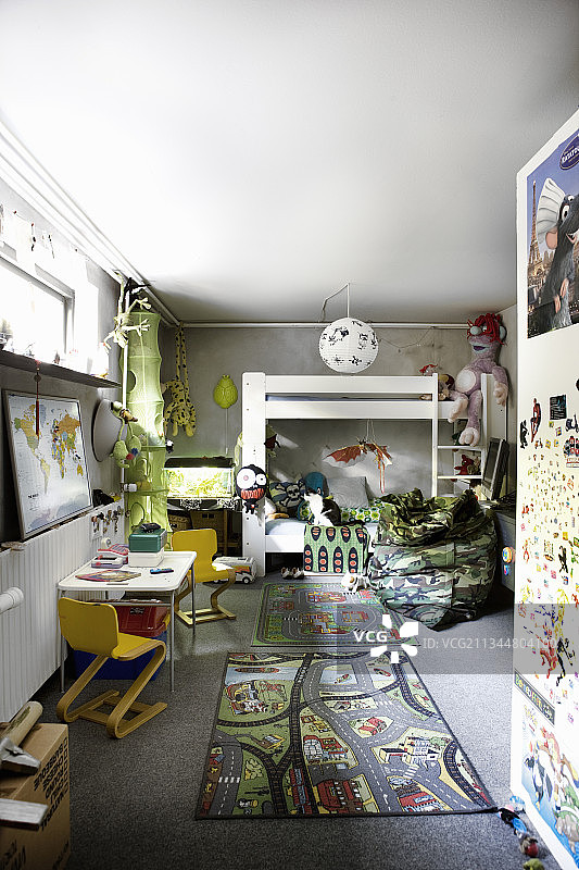 儿童卧室半地下室的阁楼床和游戏地毯图片素材