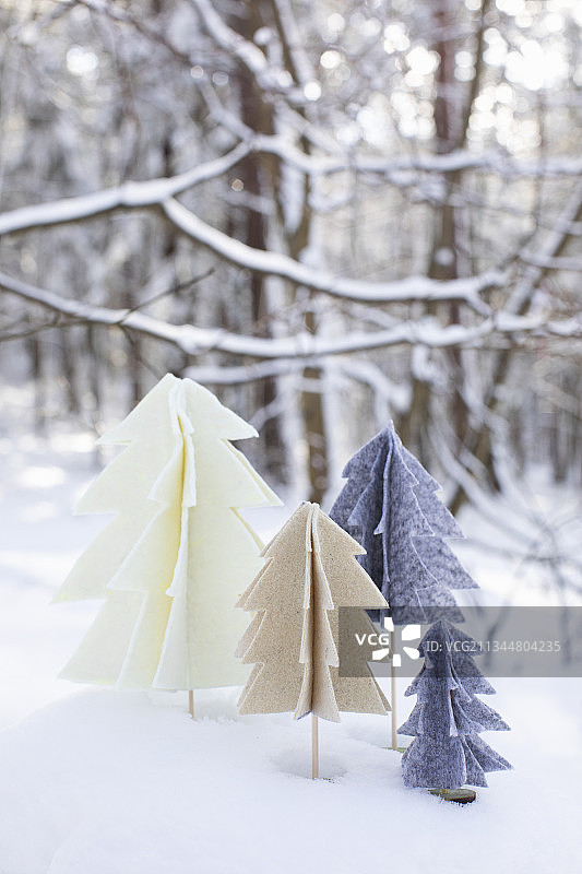 雪地花园里的手工毛毡圣诞树图片素材