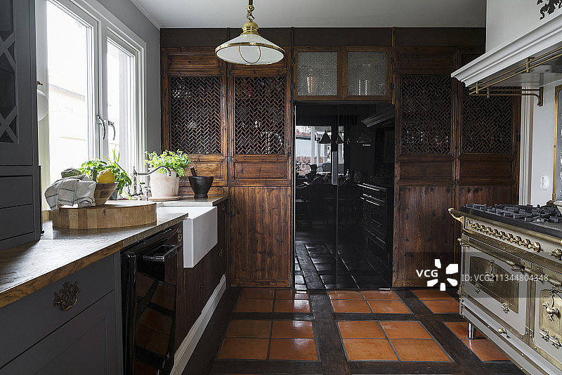 乡村别墅厨房：深色木质橱柜和餐具室图片素材