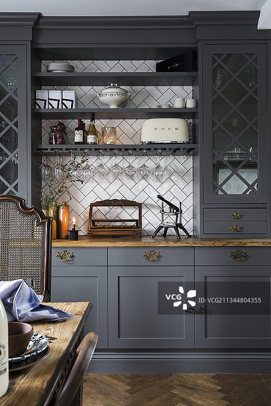 带瓷砖后墙的经典灰色梳妆台图片素材